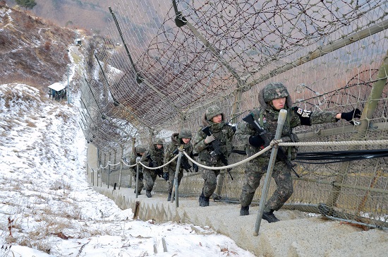 육군 7사단 장병들이 GOP경계근무를 서며 철책을 점검하고 있다. (news1)