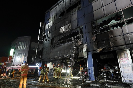 21일 오후 3시53분쯤 충북 제천시 하소동의 8층짜리 스포츠센터 건물에서 불이 났다. (news1)