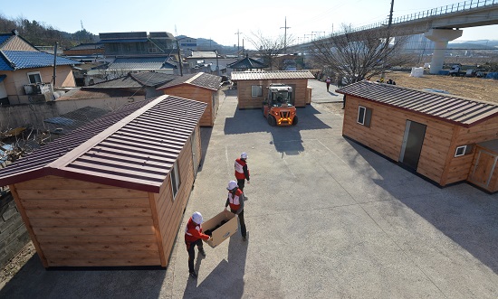 경북 포항시 북구 흥해읍 성곡3리 마을에 지진 피해 이재민들이 거주하게 될 조립식 주택이 설치되고 있다. (news1)