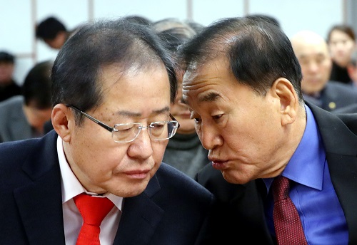 홍준표 자유한국당 대표와 이재오 늘푸른한국당 대표. (news1)