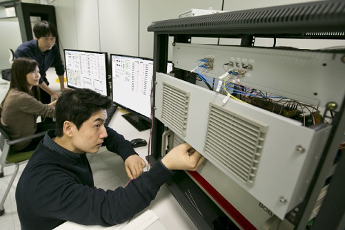 KT 직원들이 서울 서초구 우면동 연구소에서 일대다 양자암호통신 시범망을 활용한 기술 테스트를 하고 있다. (KT)