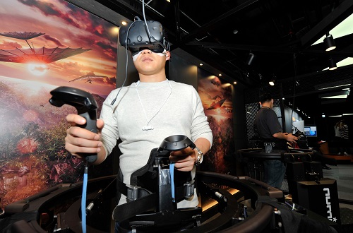 교육사령부 교관들이 서울 실감미디어센터에서 VR·AR 장비를 체험하며 교육을 받고있다. (해군교육사)