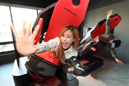 KT와 GS리테일이 3월 초 서울 신촌에 공동 오픈 예정인 도심형 테마파크 'VRIGHT'에서 모델들이 VR게임 기기를 시연하고 있다.(KT)