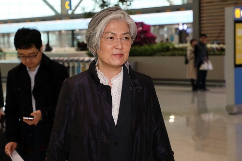 강경화 외교부장관이 15일 오전 인천국제공항 제2여객터미널을 통해 출국하고 있다. (news1)