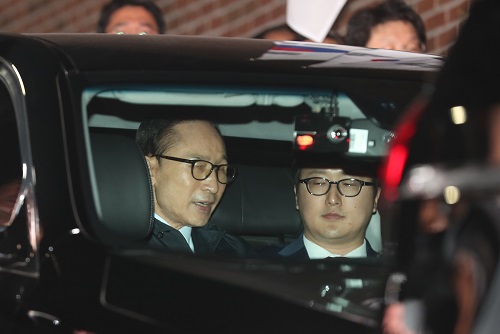 뇌물수수 등의 혐의로 구속영장이 발부된 이명박 전 대통령이 23일 오전 서울 강남구 논현동 자택을 나서 검찰 차량에 올라 있다.(news1)