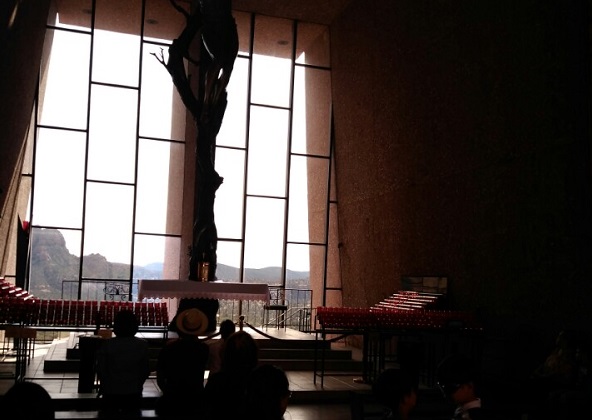 관광객 등이 세도나 성당 안의 십자가상을 바라보고 있다(사진=남영진)