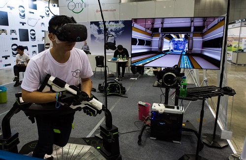 시민들이 VR기기를 이용해 가상현실 체험을 하고 있다.(news1)