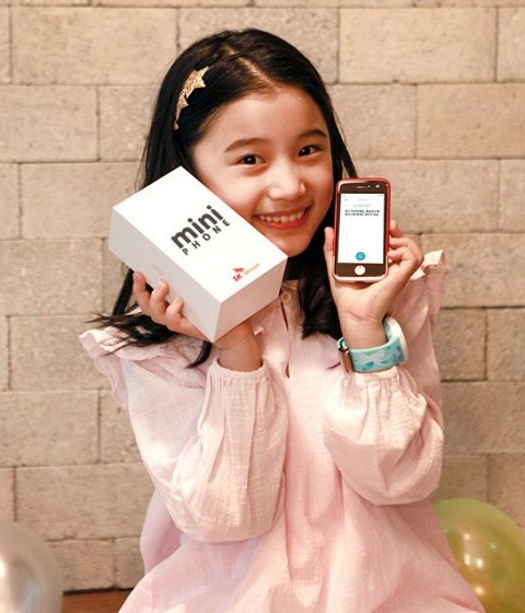 SK텔레콤은 어린이 전용 스마트폰 ‘미니폰’에 음성인식 인공지능(AI) 플랫폼 ‘누구(NUGU)’를 탑재한다고 30일 밝혔다. (SK텔레콤)