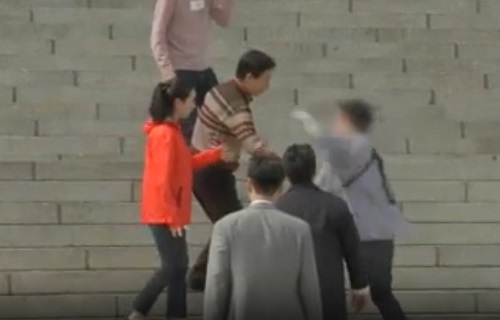 경찰이 단식농성 중이던 자유한국당 김성태 원내대표를 폭행한 김모씨(31)에 대해 구속영장을 신청하기로 했다. 사진은 폭행 당시 모습. (MBN 캡처)