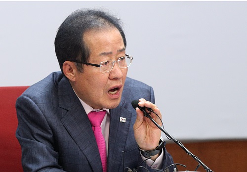 홍준표 자유한국당 대표가 27일 오후 서울 여의도 당사에서 기자회견을 열고 2차 남북정상회담에 대해 발언하고 있다. (news1)