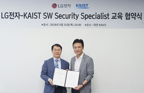 이규은 LG전자 SW개발전략실장(왼쪽)과 김용대 카이스트 사이버보안연구센터장이 소프트웨어 보안전문가 육성을 위한 업무협약(MOU)을 했다. (LG전자 제공)