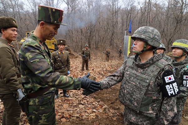도로연결 위해 군사분계선에서 만난 남북(news1.)