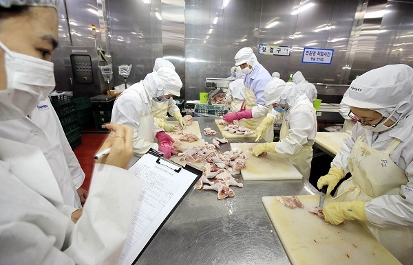 식육포장처리업체에서 작업장 관리와 제품의 위생상태 등을 점검하고 있는 모습. © 광주 북구