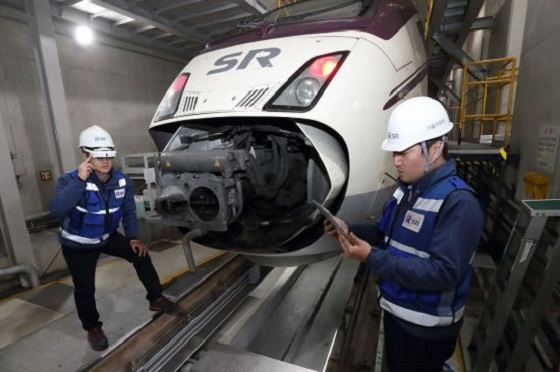 서울 수서역 SRT 정비소에서 SR 정비 직원들이 KT 5G AR 스마트안경을 이용해 열차를 정비하고 있다. ©KT