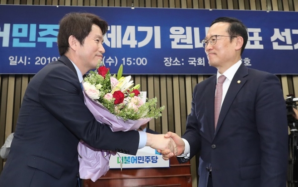 홍영표 원내대표가 이인영 원내대표 당선자에게 꽃다발을 건네며 축하했다. ©뉴스1