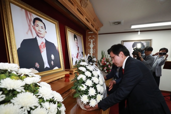 박정희 전 대통령 생가를 찾아 참배 헌화하고 있는 자유한국당 황교안 대표. ©뉴스1