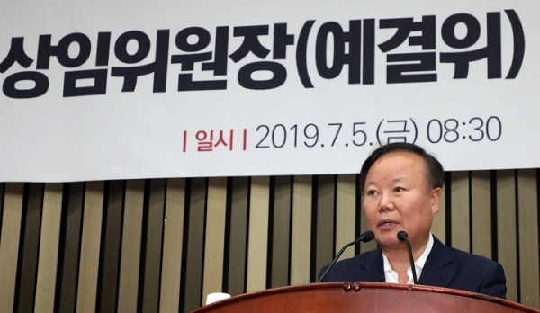 5일 자유한국당 의총에서 발언하고 있는 김재원 의원. ©뉴스1