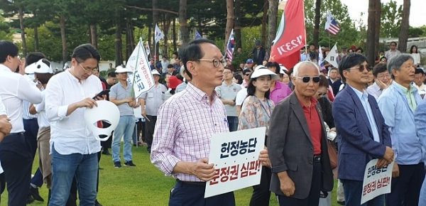 ‘헌정농단 문대표 심판’ 피켓을 들고 있는 김도읍 법제사법위 한국당 간사. ©김종원 기자