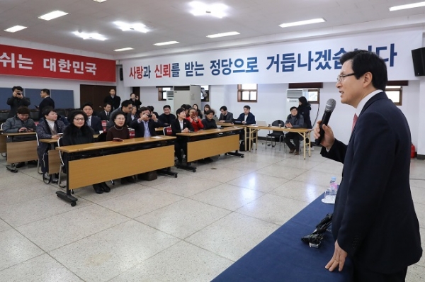 한국당 경북도당을 찾은 황교안 대표와 인사하는 경북도당 관계자들.©뉴스1