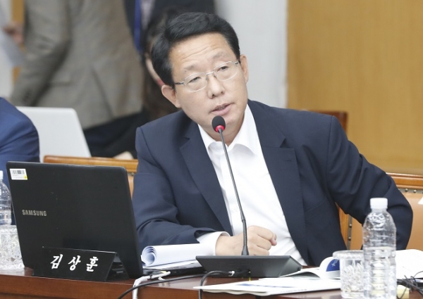 국감장에서 질의하고 있는 김상훈 의원. 18일 김 의원은 '정치 및 선거여론조사에 관한 법률' 제정안을 마련할 계획이며 이달 안에 성안완료 후 서명을 받아 제출할 예정”이라고 밝혔다. 사진제휴=뉴스1