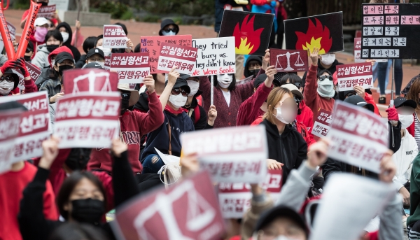 지난 해 10월, 서울 종로구 혜화역 일대에서 열린 제5차 편파판결 불법촬영 규탄시위에서 참가자들이 구호를 외치고 있는 모습. 사진제휴=뉴스1