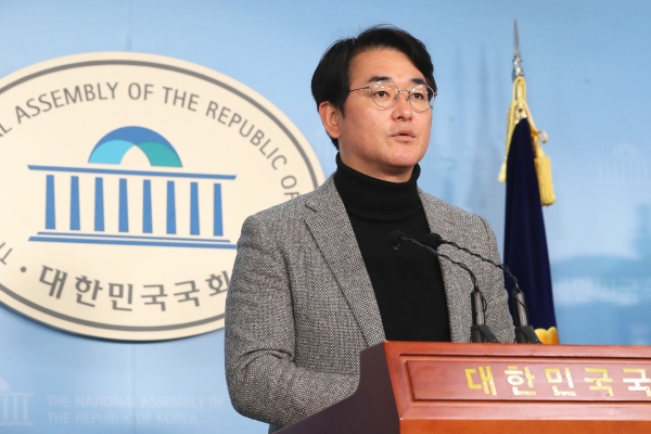 박용진 더불어민주당 의원이 1일 오전 서울 여의도 국회 정론관에서 기자회견을 갖고 유치원3법 처리를 위한 본회의 개최를 촉구하고 있다.