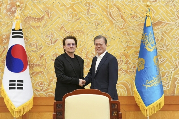 9일 청와대에서 문재인 대통령이 U2의 보컬이자 리더인 보노를 접견하며 악수를 나눴다. 사진=청와대 제공