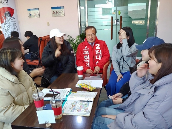 해운대구을 청년유권자들과 소통하고 있는 김대식 예비후보. 사진= 김종원 기자
