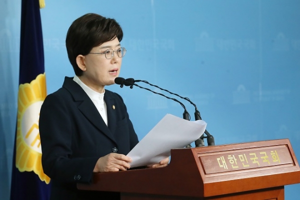 6일 국회 정론관에서 자유한국당 의원 중 10번째 21대 총선 불출마 기자회견을 하고 있는 최연혜 의원(비례대표). 사진제휴=뉴스1
