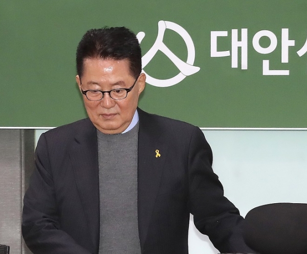 19일 박지원 의원이 군소 진보정당의 통합을 거듭촉구했다. 사진제휴=뉴스1 제공.