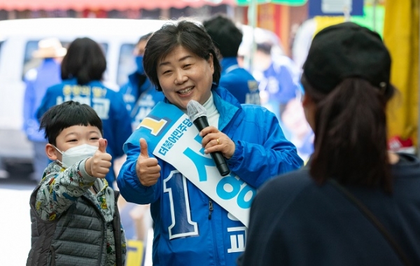 서울 중량구갑에서 3선에 성공한 서영교 의원이 미래 유권자와 함께 선거캠페인을 벌이고 있다. 사진제휴=뉴스1