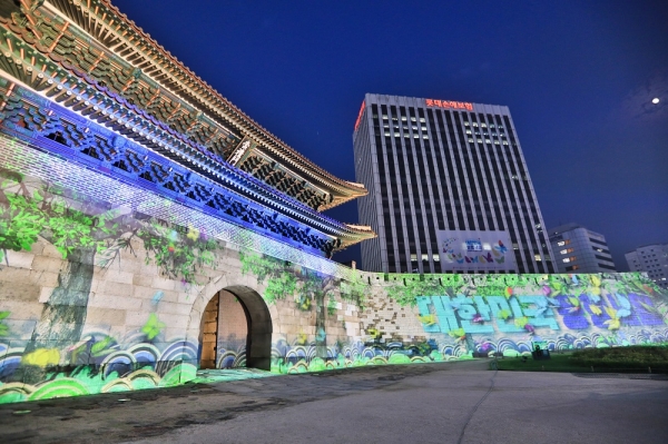 숭례문 외벽에 ‘대한민국 동행세일’ 캠페인 영상이 표출되고 있다. 사진출처=중소벤처기업부
