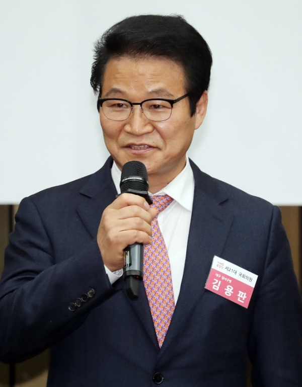 김용한 의원은 ‘신주인수선택권’ 도입을 골자로 한 ‘상법 일부재겅법률안’을 대표발의했다, 사진제휴=뉴스1