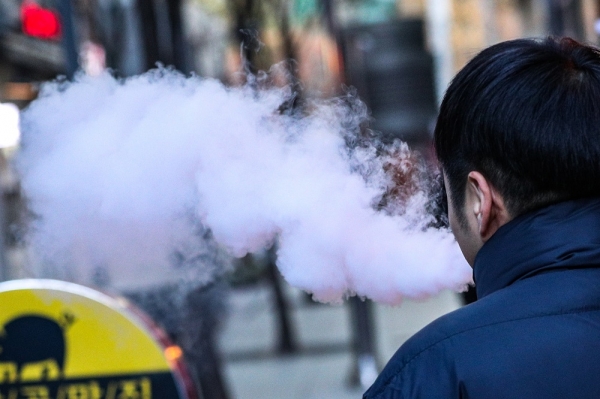 시내에서 액상 전자담배를 피우는 시민. 사진제휴=뉴스1
