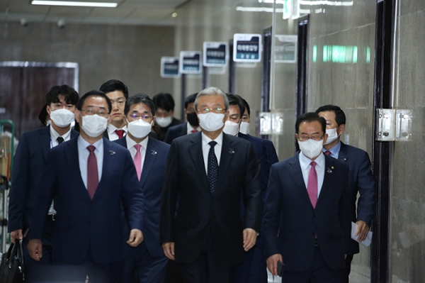 김종인 당시 미래통합당 비상대책위원장이 의원들과 함께 비상대책위원회의에 참석하기 위해 들어가고 있다. (사진=최찬형 기자)