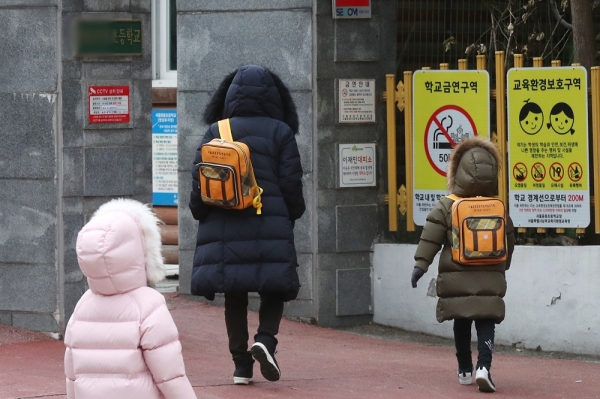 서울의 한 초등학교 병설유치원으로 어린이들이 학부모의 배웅을 받아 등원하고 있다. 사진제휴=뉴스1