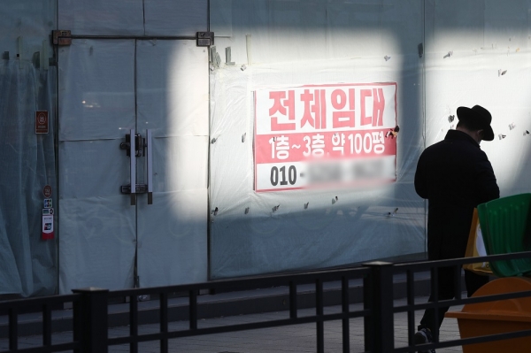 서울 종로 일대 상가 건물 폐업 매장에 임대 안내문이 붙어있다. 사진제휴=뉴스1