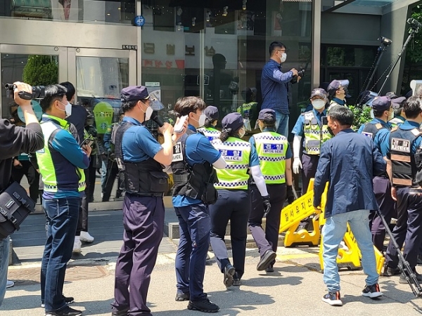 서울 영등포경찰서 경비과장은 실정법을 위반하고 있다며 집회 참가자들에게 해산을 요구하는 방송을 계속하고 있다. 사진=김종원 기자