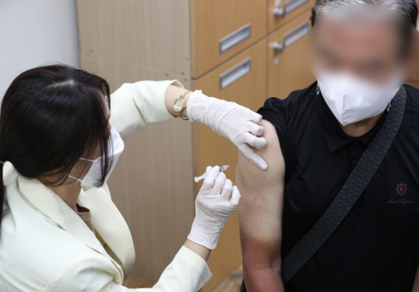 5일 오전 한 시민이 서울 동작구 보건소 예방접종센터에서 예방접종을 맞고 있다. 사진제휴=뉴스1