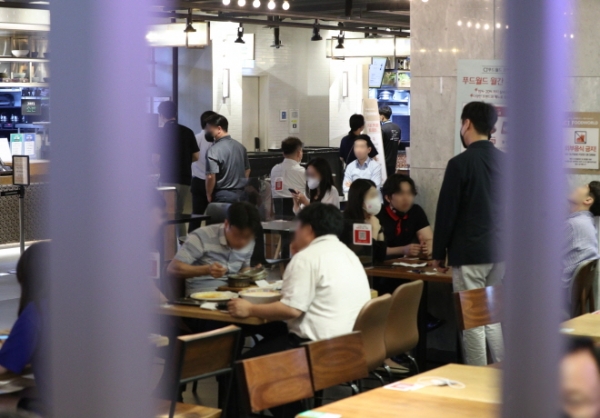 지난 2일 서울의 한 식당가에서 시민들이 식사를 하고 있다. /사진제휴=뉴스1