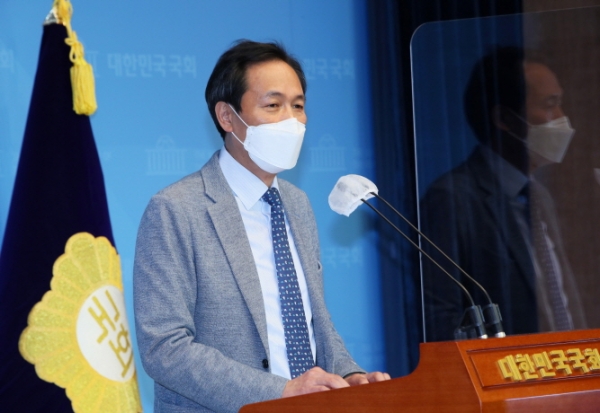 우상호 의원이 지난 6월 서울 여의도 국회 소통관에서 부동산 투기 의혹에 대해 기자회견을 열고 입장을 발표하고 있다. 사진제휴=뉴스1
