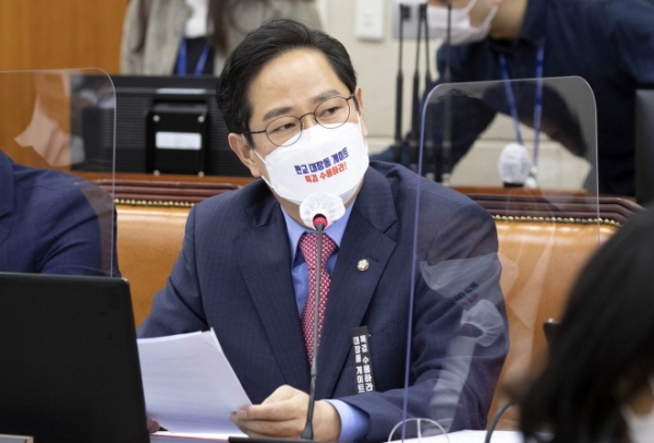 박수영 국민의힘 의원이 6일 국회 정무위원회 국정감사에서 질의하고 있다. 사진제휴=뉴스1