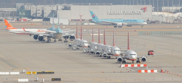 인천국제공항 전망대에서 바라본 계류장에 비행기들이 서 있다. 사진제휴=뉴스1