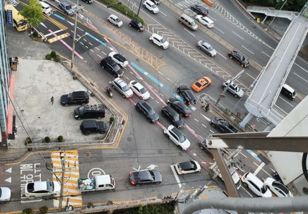 서울시 구로구 구일우성아파트에서 내려다본 아파트 출입구의 교통상황. 해당 지역에서는 최근에도 교통사고가 났을 만큼 교통체증이 심각한 지역이다. 사진=주민 제보