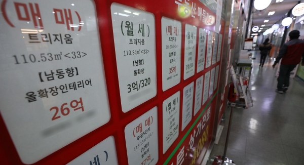 서울시내 부동산 중개업소에 부착된 매매와 전세 매물의 모습. 사진제휴=뉴스1