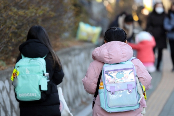 지난 13일 오전 서울시내의 한 초등학교 앞에서 아이들이 등교하고 있다. 사진제휴=뉴스1