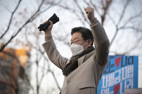 이재명 더불어민주당 대선후보가 21일 서울 마포구 연남동 일대에서 시민들과 만나 양손을 들어보이고 있다. 사진제휴=뉴스1