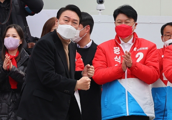 윤석열 국민의힘 대선후보와 장제원 의원이 4일 오전 부산 사상구의 이마트 사상점 앞에서 유세를 벌이고 있다. 사진제휴=뉴스1