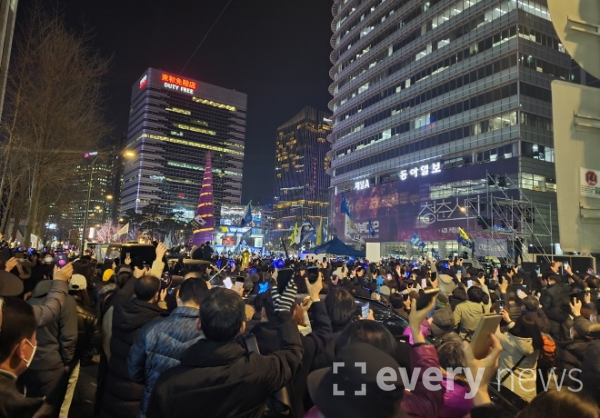이재명 더불어민주당 대선후보의 지지자들이 8일 서울 광화문 청계광장에 모여 이 후보의 유세현장 자리를 지켰다. 사진=안정훈 기자