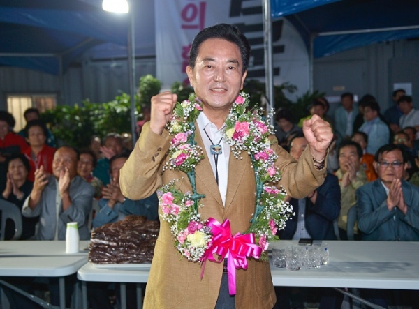 2010년 무소속으로 당선된 김문오 달성군수 후보가 2018년 3선에 성공한 뒤 대구 달성군 자신의 선거 캠프에서 지지자들을 향해 감사인사를 하고 있다. 사진제휴=뉴스1